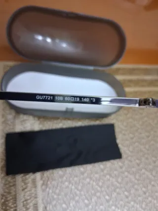 Gafas de sol Guess plateadas y grises