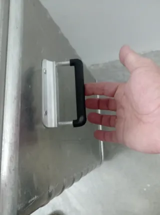 Baúl metálico con ruedas