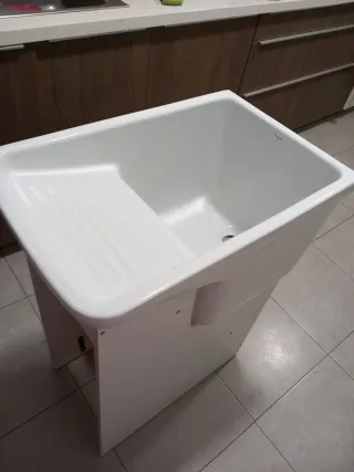 Pila de lavadero de porcelana blanca