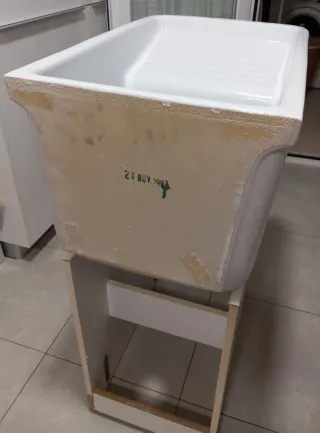 Pila de lavadero de porcelana blanca