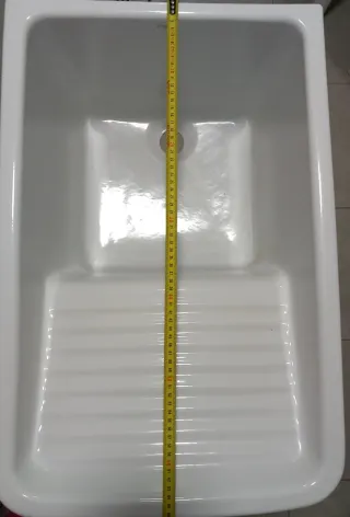Pila de lavadero de porcelana blanca