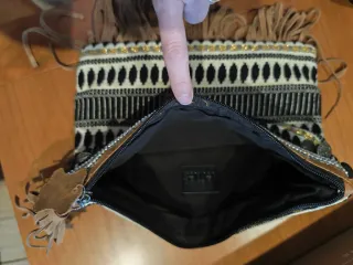 Bolso de mano con flecos.