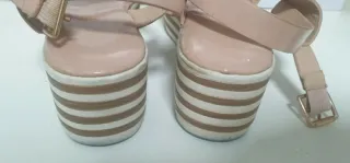 Sandalias de plataforma rosa y blancas