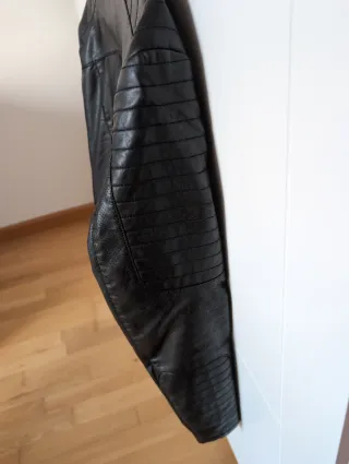 Cazadora efecto piel Pull&Bear Talla S