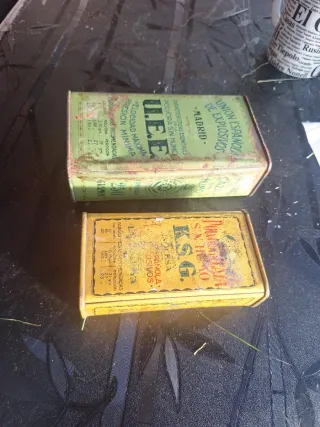 Latas antiguas vacias para atrezo, decoración