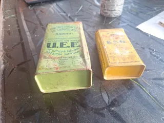 Latas antiguas vacias para atrezo, decoración