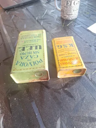 Latas antiguas vacias para atrezo, decoración