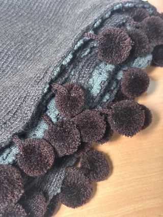 Bufanda marrón punto con pompones