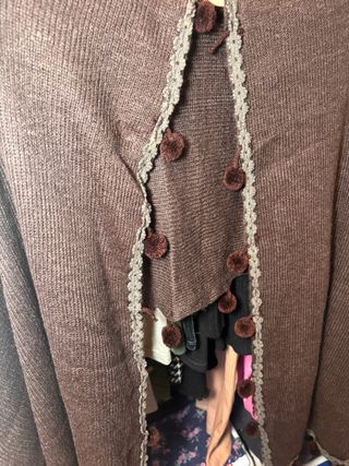 Bufanda marrón punto con pompones