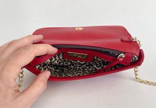 Bolso Guess Rojo con animal print