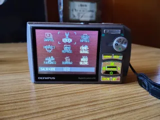 Cámara Olympus Digital Negra. Retro foto. 12MP.