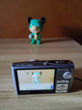 Cámara Olympus Digital Negra. Retro foto. 12MP.