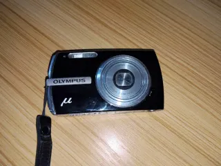 Cámara Olympus Digital Negra. Retro foto. 12MP.