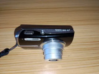 Cámara Olympus Digital Negra. Retro foto. 12MP.