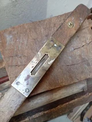 Antiguo Nivel de madera y laton,de burbuja