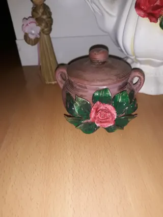 Jarra antigua, joyero y figura china de bambú