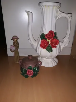 Jarra antigua, joyero y figura china de bambú