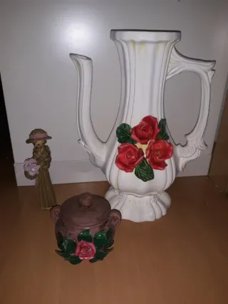 Jarra antigua, joyero y figura china de bambú