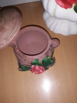 Jarra antigua, joyero y figura china de bambú