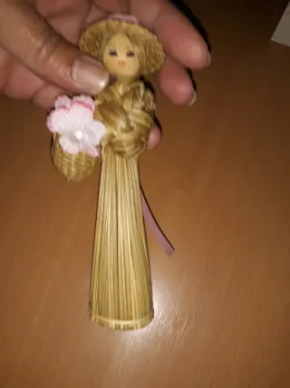 Jarra antigua, joyero y figura china de bambú