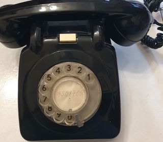 Telefone antigo preto com comutador