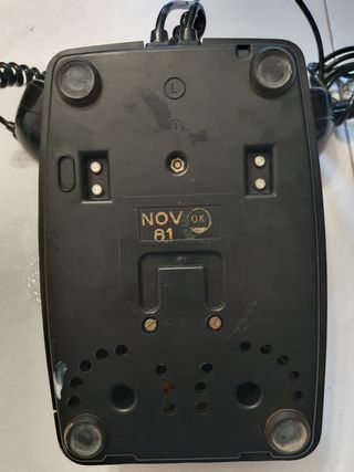Telefone antigo preto com comutador