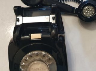 Telefone antigo preto com comutador