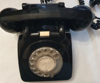 Telefone antigo preto com comutador