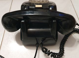 Telefone antigo preto com comutador