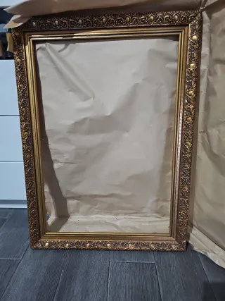 Marco decorativo dorado y marrón. 21,5 × 29,5