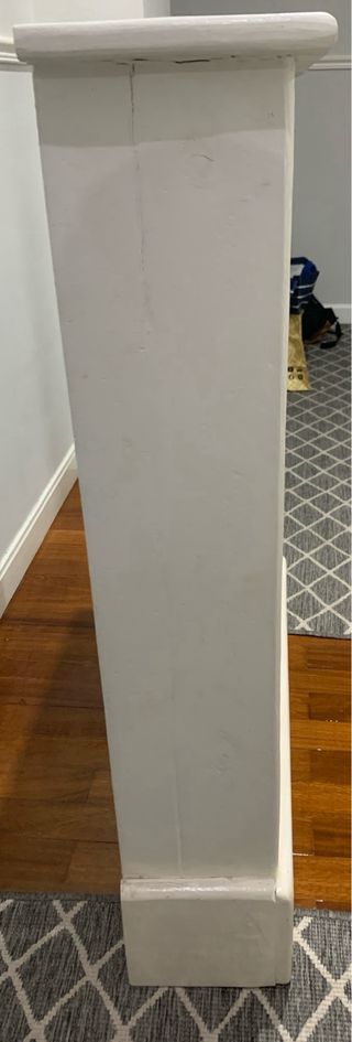 Cubre radiador madera hecho a mano blanco.