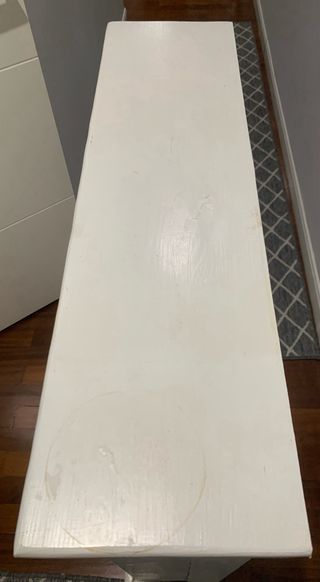 Cubre radiador madera hecho a mano blanco.
