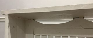 Cubre radiador madera hecho a mano blanco.