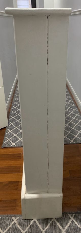 Cubre radiador madera hecho a mano blanco.