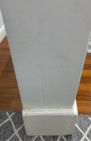 Cubre radiador madera hecho a mano blanco.