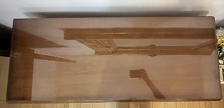 Escritorio de madera con tapa de cristal