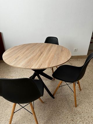 Mesa redonda madera y 3 sillas negras