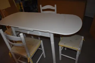 Tavolo estensibile bianco con cassetto e sedute