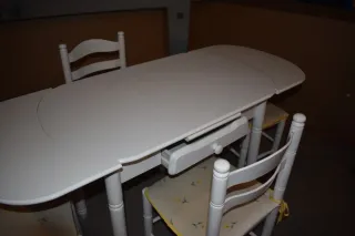 Tavolo estensibile bianco con cassetto e sedute