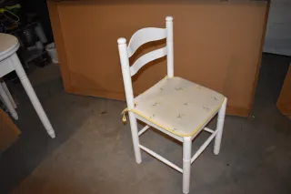 Tavolo estensibile bianco con cassetto e sedute