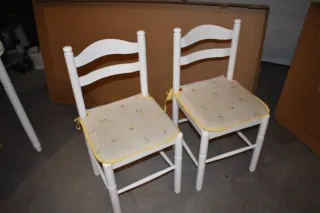 Tavolo estensibile bianco con cassetto e sedute