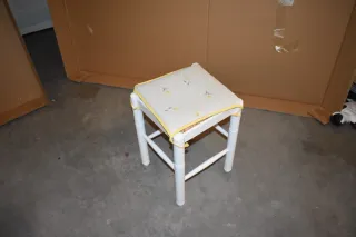 Tavolo estensibile bianco con cassetto e sedute