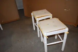 Tavolo estensibile bianco con cassetto e sedute