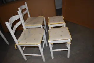 Tavolo estensibile bianco con cassetto e sedute