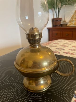 Lámpara de aceite antigua tipo quinqué