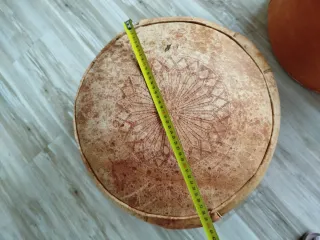 Puf de piel marrón.