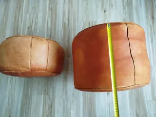 Puf de piel marrón.