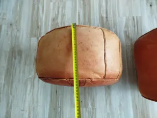 Puf de piel marrón.