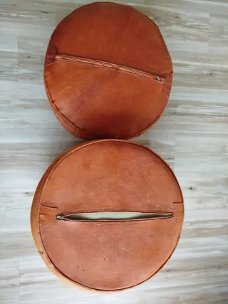 Puf de piel marrón.