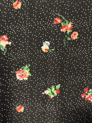 Vestido negro estampado floral y lunares
